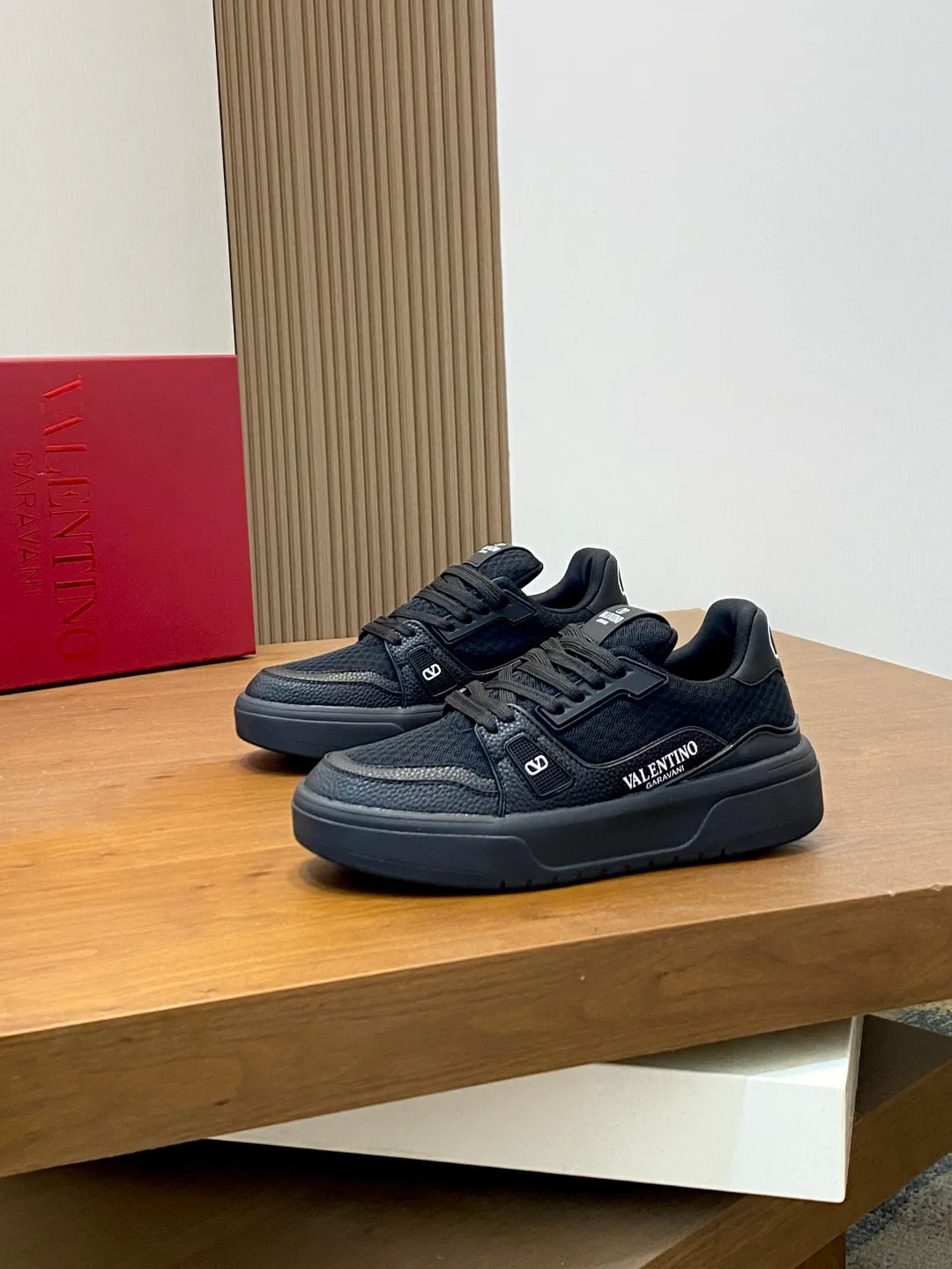 Men's shoes 💰660 Valentino/VALENTINO JOIE DE JOUER couple's low-top sneakers. This sneaker is made of splicing and is decorated with rubber VLOGO SIGNATURE details on the front. The upper is punched and the tongue is decorated with VLOGO SIGNATURE. Logo, with two-color rubber outsole, suede leather fabric lining, logo cowhide insole, fashionable and elegant style, comfortable and breathable for the upper foot, full of personality, and comes with a complete set of original packaging! Code number: 39-44 (38, 45 customized)